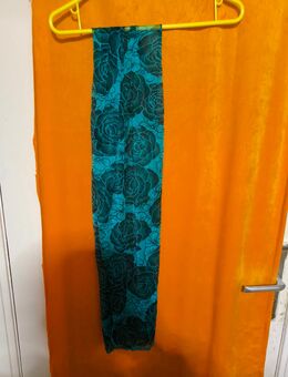 Blaues Tuch mit Schwarzen Rosen - Neumünster