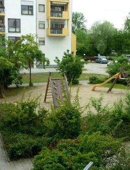 Gepflegte 2-Zimmer-Wohnung mit Balkon, Einbauküche, TG-Stellplatz und Lift - Ingolstadt