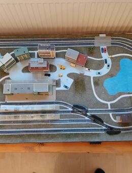 Minitrix Modelleisenbahnanlage mit 3 defekten Loks, Wägen, Fahrzeuge, Gebäude - Herzogenaurach Zentrum