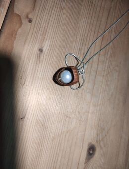 Haselnussanhänger mit Perle - Karlsfeld