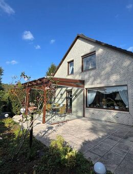 Schönes Einfamilienhaus mit Doppelgarage in Hamburg-Eißendorf - Hamburg