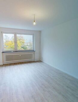 Vollständig sanierte 3-Zimmer-Wohnung mit BALKON und BADEWANNE - Neumünster