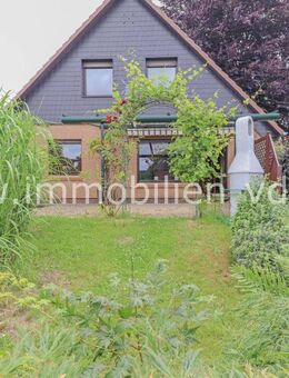 Einfamilienhaus, Vollkeller, große Garage / Familienfreundliche Lage / Dach mit Photovoltaikanlage / Gas-Heizung 2023 erneuert / Dachbodenzimmer - Barsbüttel