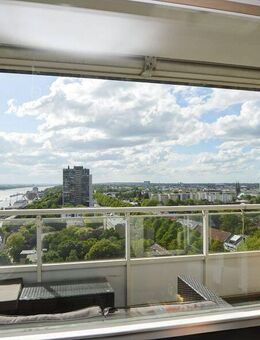 Altona-Altstadt: 3-Zimmer-Wohnung mit einzigartigem Elb- u. Panoramablick, West-Balkon u. Stellplatz - Hamburg