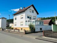 Freistehendes Ein-/Zweifamilienhaus mit Garagengebäude - Oberneisen