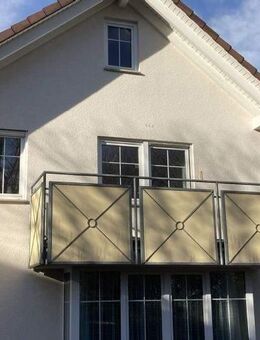 Gepflegte 2-Zimmer-Wohnung im DG, mit Einbauküche und Balkon - Ratshausen
