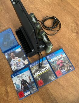 PS4 mit Kühler und 2 Controller - Köln