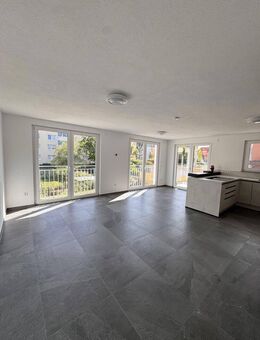 Neubau Sonnige, moderne 3-Zi.-Wohnung mit Balkon, Einbauküche und Stellplatz - Sindelfingen