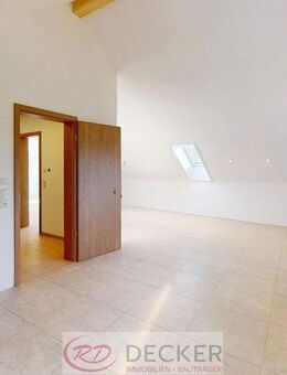Außergewöhnlich groß: 3-Zimmer-Dachgeschosswohnung mit Balkon ++Decker Immobilien++ - Obertaufkirchen