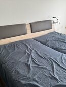 Modernes Holzbett mit Kopfteil – sehr guter Zustand in 65199