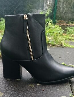 Gr. 41 + 42, schicke Stiefeletten Kunstleder schwarz (-gold ), Blockabsatz, Reißverschluß - Bruchköbel