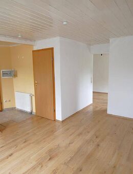 Solide 1,5-Zimmer-Wonung mit eingerichteter Küche und Carport in Dörfles-Esbach - Dörfles-Esbach