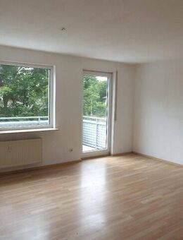 Röpke + Partner Immobilien: Sofort beziehbare 3-Zimmer-Wohnung mit Balkon in Öschelbronn! - Niefern-Öschelbronn