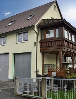 Preisreduzierung! Zweifamilienhaus mit Hochgaragen in Toplage - Hof