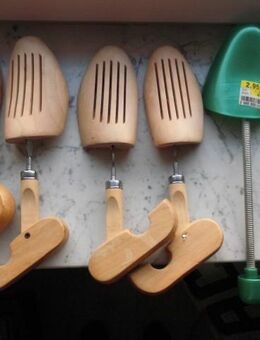 3 Paar Schuhspanner Schuhglätter Schuhstrecker Schuhformer, Holz, Schraubgewinde mit Klappgriff, Spiralfeder, Kunststoff zus. 6,- - Flensburg