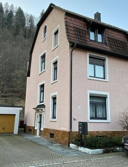 In Ortsrandlage: interessantes Dreifamilienwohnhaus mit praktischer Doppelgarage auf einem ebenen Grundstück ! - Zell (Wiesental)