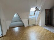 Schöne, helle 2 Zimmer Dachgeschosswohnung mit Studio, großzügig und mit freiliegenden Dachbalken - Regensburg