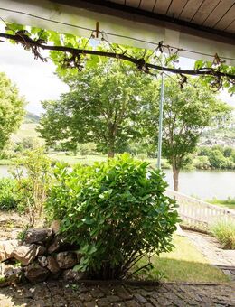 Wohnen in direkter Mosellage mit großem Garten und Moselblick in Kröv/Kövenig - Kröv