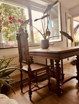 Antiker ausziehbare Esstisch, circa 1880-1900 mit Stuhl - Reutlingen