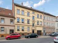 Gepflegtes Mehrfamilienhaus mit geschichtsträchtiger Hausfassade in Schöningen - Schöningen