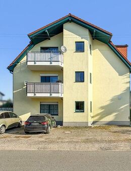 Bezugsfrei: Helle 3-Zimmer-Dachgeschosswohnung mit Stellplatz und Balkon in Berlin - Berlin