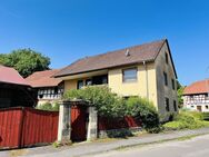 *DORFIDYLLE* Viel Platz bietender DREISEITHOF mit mehreren Nebengebäuden auf ca. 1.400m² großem Grund sucht neuen Besitzer! - Königsberg (Bayern)