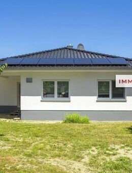 IMMOBERLIN.DE - Moderner Bungalow mit traumhaftem Sonnengarten & verpachtetem Land in idyllischer Wohlfühlharmonie - Falkenberg (Brandenburg)