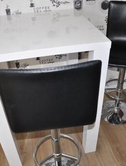 Sehr schöner Bartisch mit zwei Barhocker gut erhalten zu verkaufen! - Flensburg