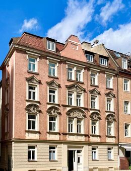 Denkmalgeschütztes Mehrfamilienhaus mit Ladeneinheit. - München