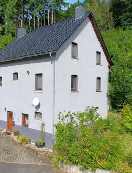 Geräumiges, freistehendes Wohnhaus mit Garten, Forellenteich und Garage in Mürlenbach - Mürlenbach
