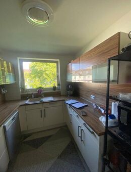 Sanierte 2-Zimmer-Wohnung in Frankfurt-Harheim 2 Balkone, Parkett, Küche, Elektr. Rolläden - Frankfurt (Main)