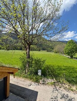 Teilerneuerte Süd-West-Haushälfte mit Doppelgarage in stiller Randlage - Schleching