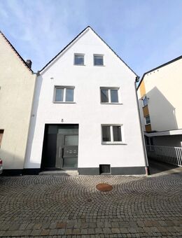 Seltene Gelegenheit ! Mehrfamilienhaus in der Innenstadt von Neumarkt in saniertem Zustand mit Dachterrasse komplett leerstehend - Neumarkt (Oberpfalz)