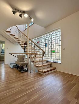 Zeitloses Einfamilienhaus im Villenviertel - mit Balkon, überdachter Terrasse und Garage - Wilhelmshaven
