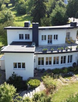 Architektonische Rarität in Panoramalage von Badenweiler „Bananendampfer“ mit Blick über Rheintal und Vogesen - Badenweiler