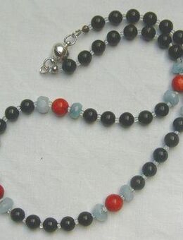 Edelsteinkette mit den Onyx, den Aquamarin und die Koralle - Stemmen
