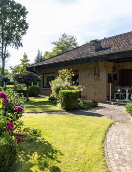 *** EINLADENDER BUNGALOW mit WALMDACH auf RIESEN GRUNDSTÜCK mit kleinem WALDSTÜCK *** - Ganderkesee