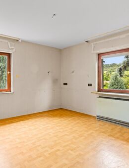 **Geräumiges Zwei-Familien-Wohnhaus auf großem Grundstück in ruhiger Wohnlage** - Schlüchtern