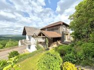 Mehrfamilienhaus mit drei Wohneinheiten, Garagen, Garten, Streuobstwiese/Koppel und Mega-Fernblick! - Ollmuth
