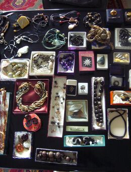 Konvolut Modeschmuck, Ketten, Armreife, Ringe, Anhänger - Düsseldorf