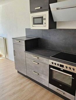 Wunderschöne, helle und renovierte 2-Zimmer Wohnung mit neuer Einbauküche - Sulzbach-Rosenberg