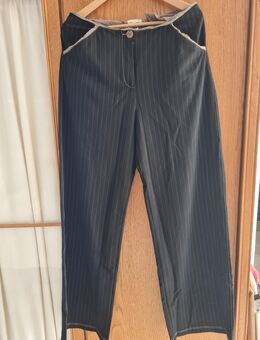 Stylische Stoffhose mit Nadelstreifen und geradem weitem Bein - Gründau