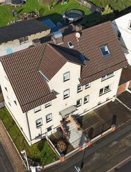 Großzügiges Haus mit Wintergarten im Garten, vier Garagen, überdachter Wohnmobilstellplatz und mehr. - Edermünde