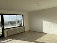 Zentral in Bielefeld-Brackwede: gerade frisch renovierte großzügig geschnittene 2-Zimmerwohnung mit Balkon - Bielefeld
