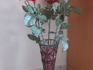 Schmiedeeiserne Blumenvase mit 5 Rosen, 2 Blumensträuße, 2 rote Blütenkränze - München