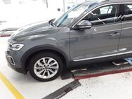 VW T-Roc, 1.0 TSI Style 5J G, Jahr 2023 - Wackersdorf