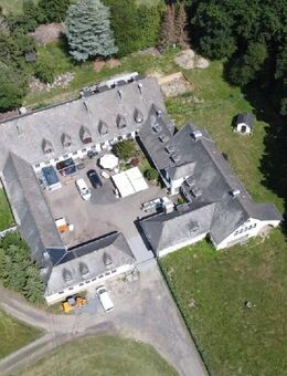 Repräsentativer Vierkanthof in Alleinlage mit Panoramablick (25.000 qm Grundstück / 4 Wohnungen)! - Rheinbrohl