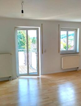 Helle 3-Raum-Wohnung mit EBK, Balkon, Stellplatz in guter Lage für Eigennutzer oder Kapitalanleger - Crossen (Elster)