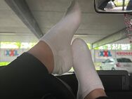 18 Jährige bietet nasse Socken an! - Essen