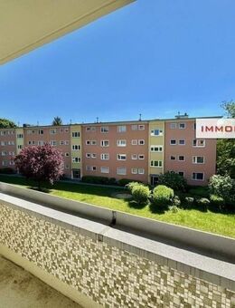 IMMOBERLIN.DE - Charmante 2-Zimmer-Wohnung mit Sonnenbalkon nahe Kurt-Schumacher-Platz - Berlin